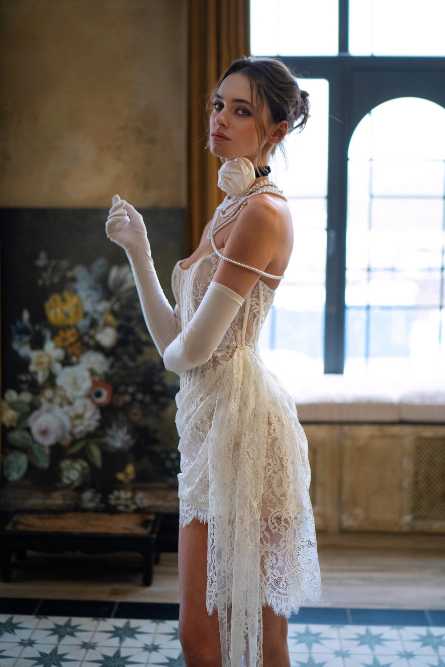 Short wedding dress with additional skirt (sold separately). Main material: lace