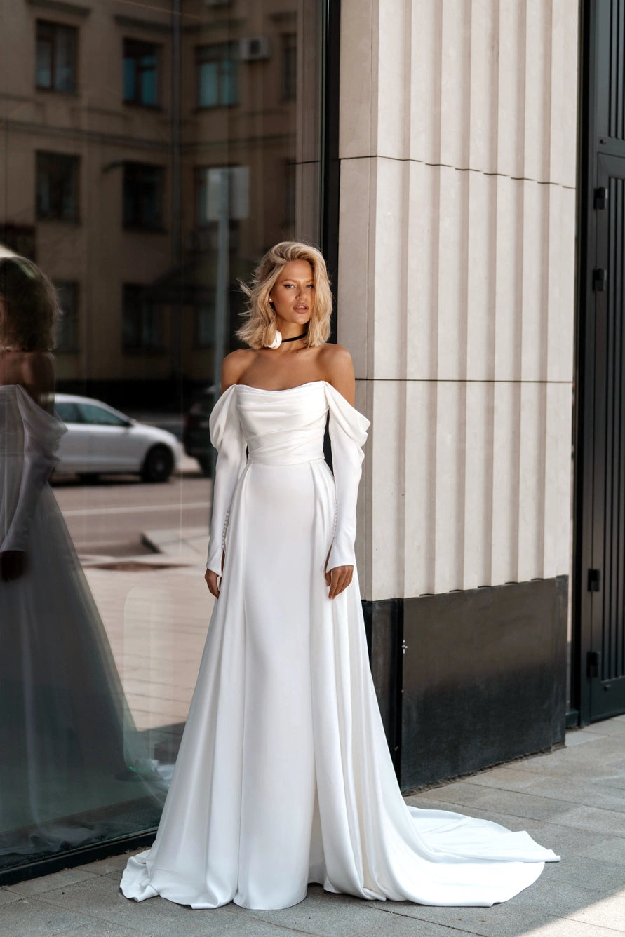 Wedding dress with a fitted silhouette and long sleeves. Complete with a removable skirt.