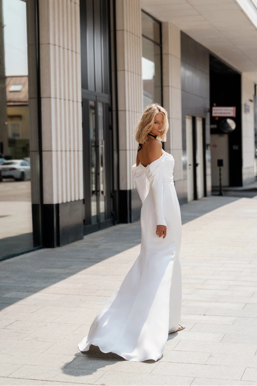 Wedding dress with a fitted silhouette and long sleeves. Complete with a removable skirt.