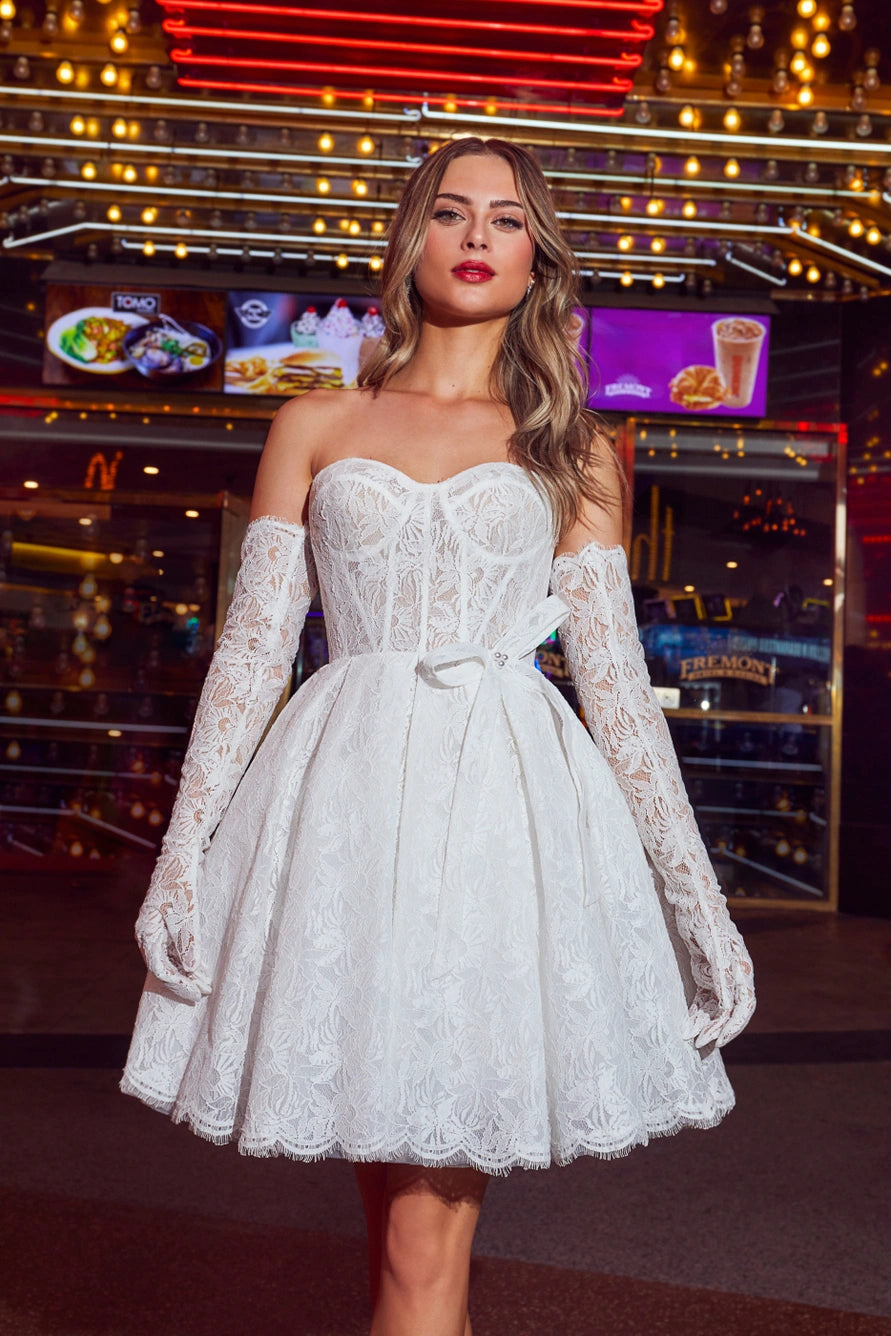 Vestido de novia corto con una falda completa y una espalda con cremallera.