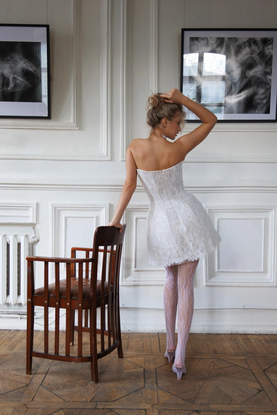 Vestido de novia corto con largas mangas de hojaldre y una espalda abierta con cremallera.