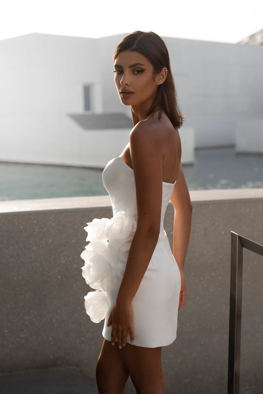 Vestido de novia corto con flores 3D hechas a mano.