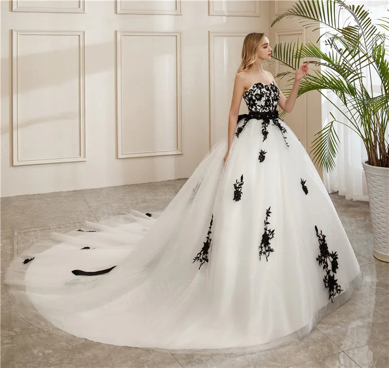 Nuevo estilo hermoso vestido de novia sin tirantes simples aplicados de bordado de encaje negro