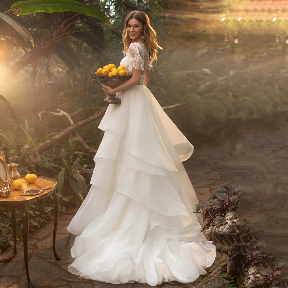 Vestido de novia en cascos en cascos en cascos de revestimiento de aleteo corto de encaje