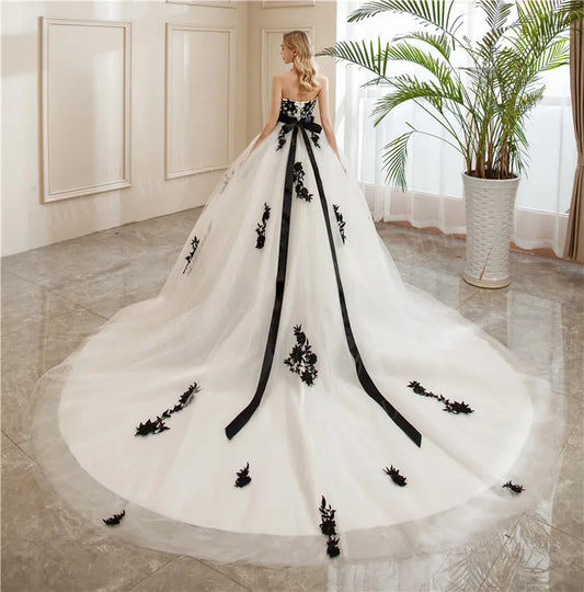 Neuer Stil Schönes, schlichtes trägerloses Hochzeitskleid aus schwarzer Spitze mit Stickereien und Schleife und Schärpen Vestidos De Novia Benutzerdefinierte Plus Size