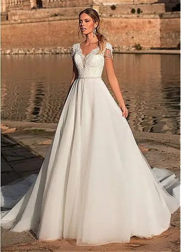 Anmutige V-Ausschnitt A-Line Hochzeitskleid Applikationen Mitte Made Tüllkleider Kurzarm Illusion Back Brautkleider