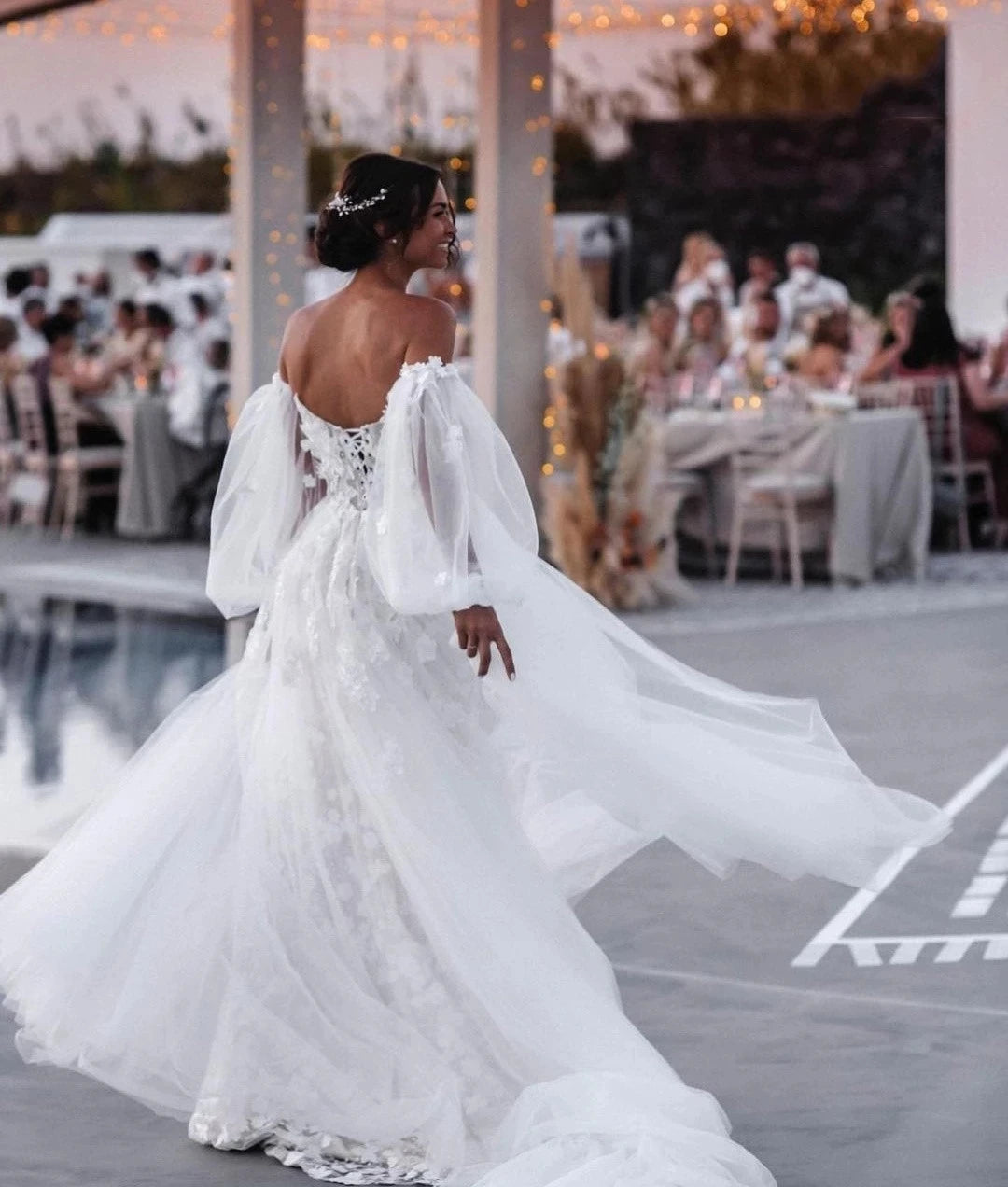 Vestido de novia de encaje bohemio con mangas largas extraíbles.