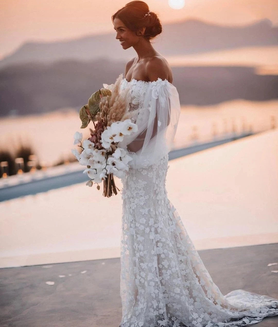 Vestido de novia de encaje bohemio con mangas largas extraíbles.