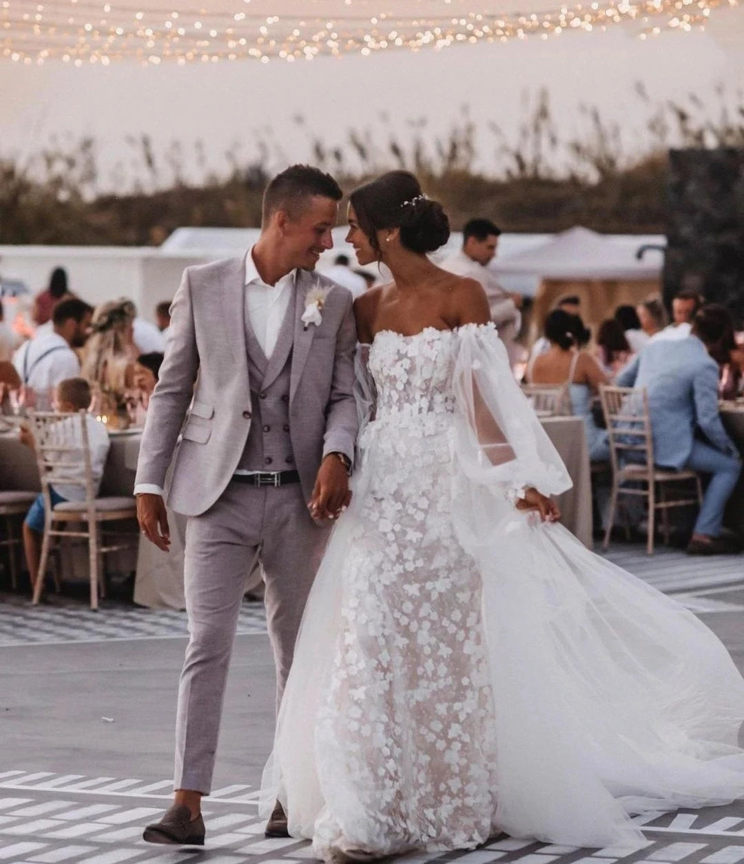 Vestido de novia de encaje bohemio con mangas largas extraíbles.