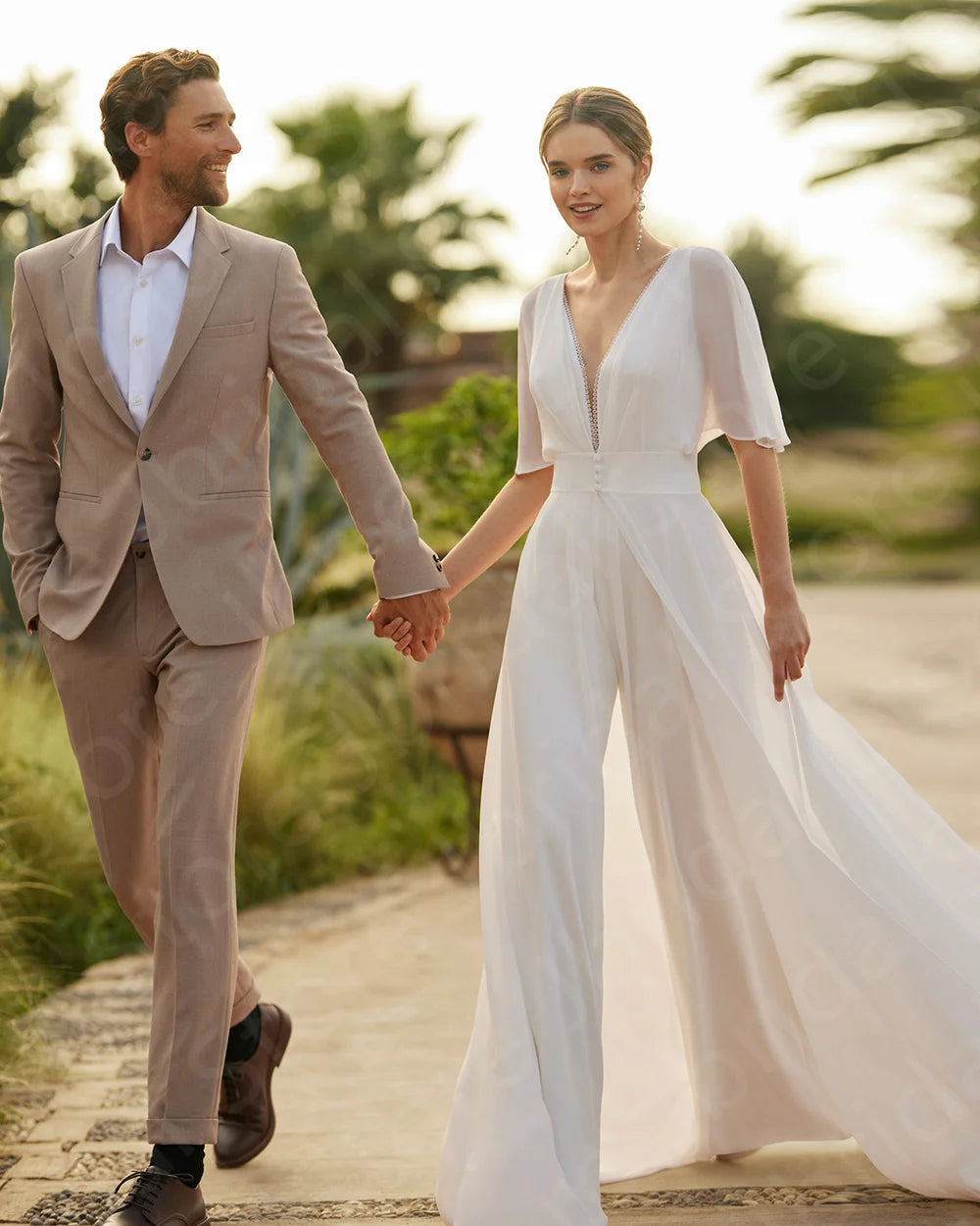 Vestidos de novia de dos piezas blancas únicas V Pantalones de escote Vestidos Bridal Vestidos de media manga Vestido de novia Playa 2024 Jumpsuit boho