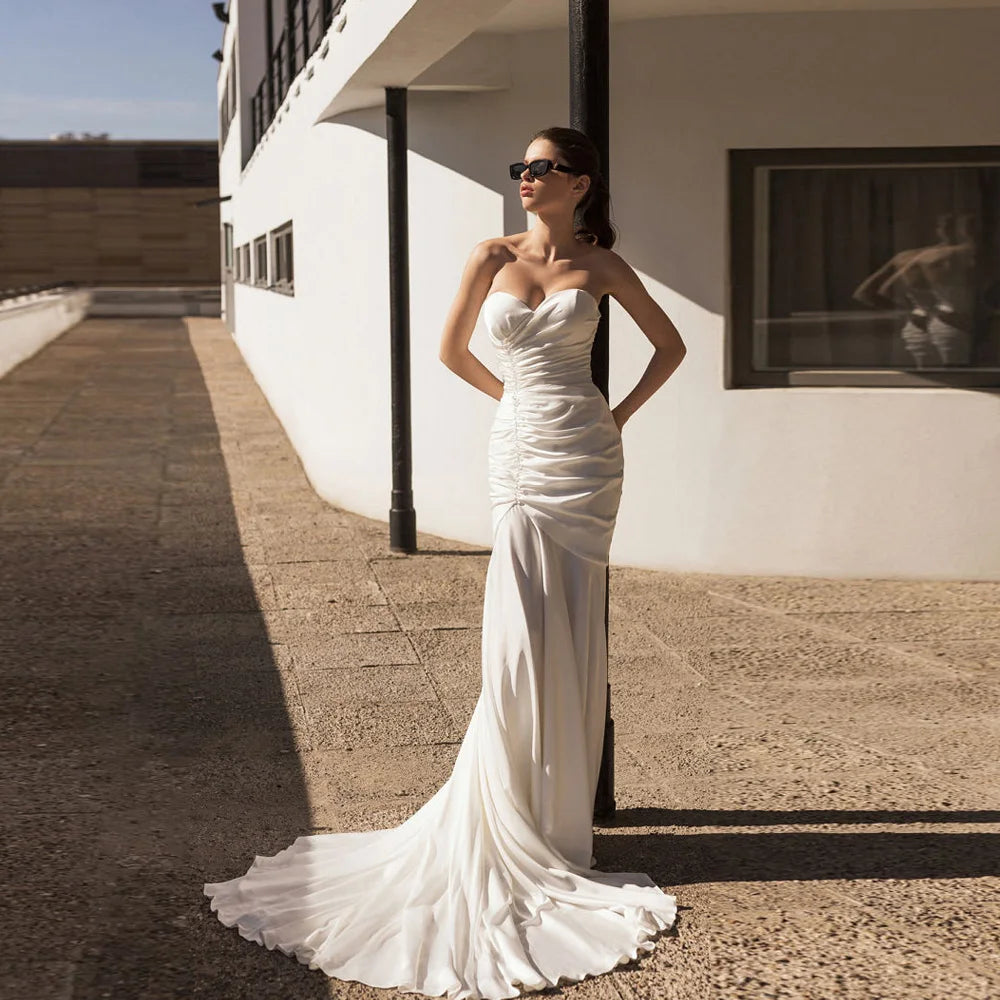 Elegantes vestidos de novia de sirena de marfil de marfil.