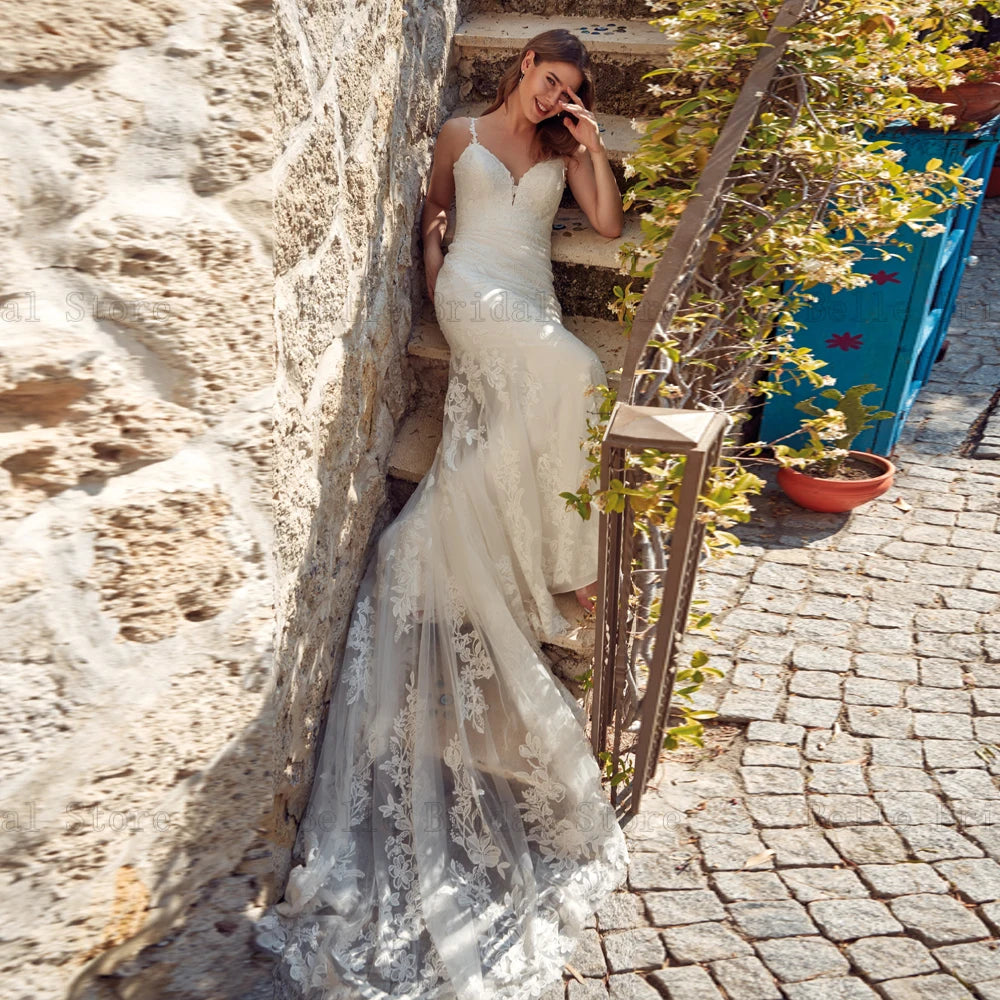 Correos clásicos de espagueti vestidos de novia V cuello sirena vestidos de novia apliques botón de barrido trenes de barrido tul tul de mariee 2023