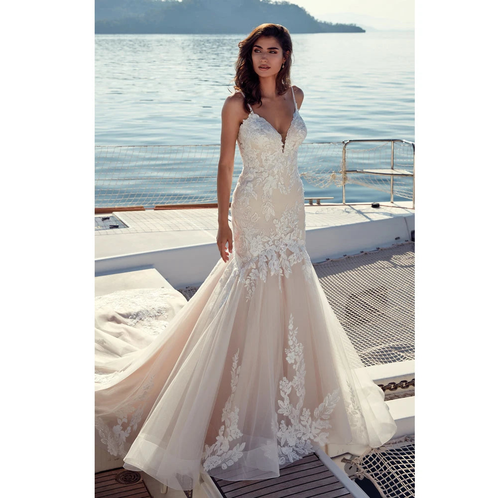 Classiche spaghetti cinghieri abiti da sposa sirena v al collo abiti da sposa senza schienale appliques abbondante bottone sweep robe de mariee