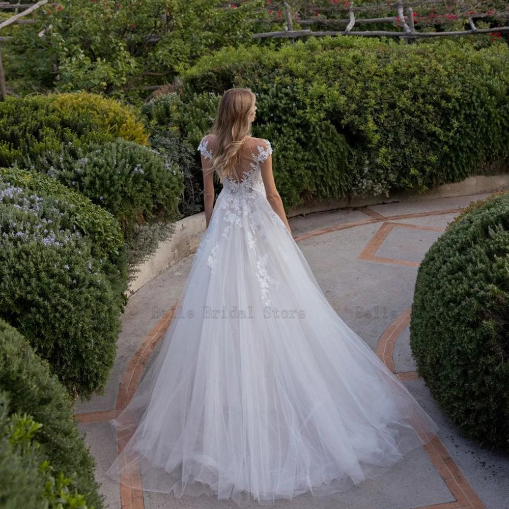 Vestidos de novia clásicos de una línea A mangas de gorra de cuello de la cabeza de la altura de la altura de la novia Ilusión de trenes de barrido con cuentas