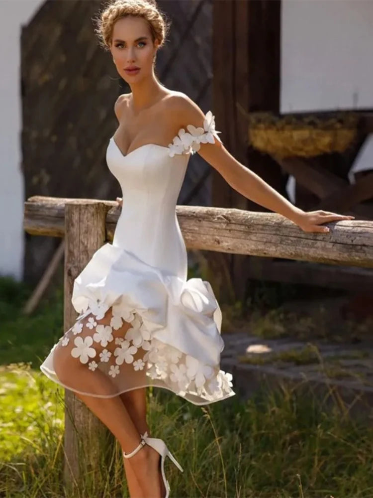 Sexy trägerloses 3D-Blumen-Off-Schulter-Kurz-Meerjungfrau-Brautkleid für Frauen mit Bindeband am Rücken, knielanges Homecoming-Kleid