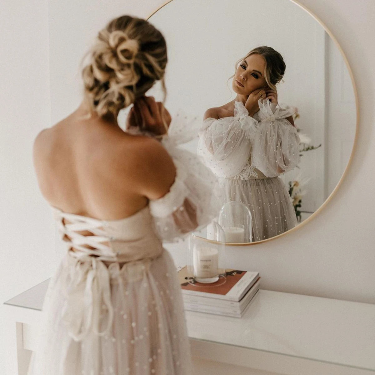 Lange Puffärmel Hochgeschlossene Perlen Hochzeitskleid A-Linie Romantisches Schatz-Blumenapplikationen Maßgefertigte Laceup-Brautkleider