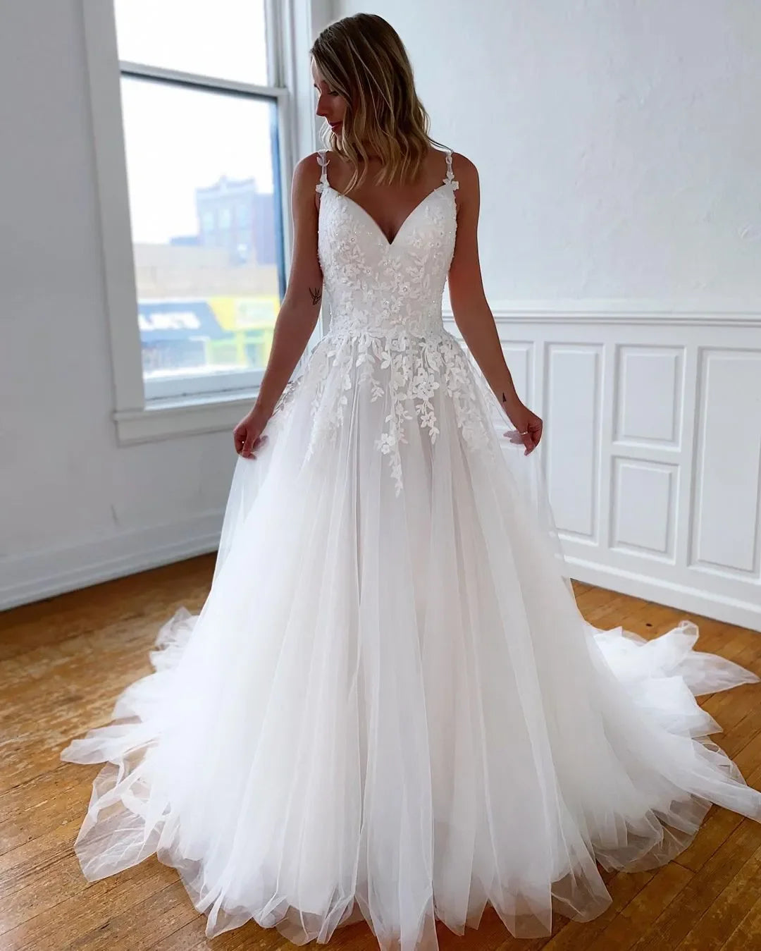 Élégance élégance Robes de mariée sans dos Spaghetti Stracles couche une ligne robes nuptiales appliqués balayez le train en tulle robe de mariée