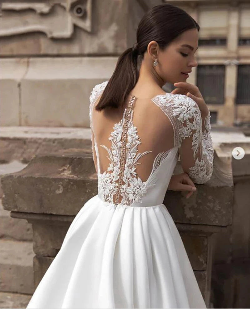 Eleganti abiti da sposa in raso abiti da sposa in pizzo a maniche lunghe Illusione posteriore coperto poster