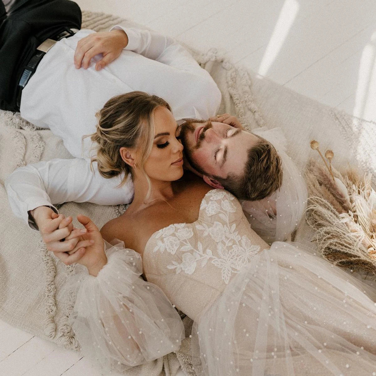 Vestido de novia de longitud de mangas largas y hojas