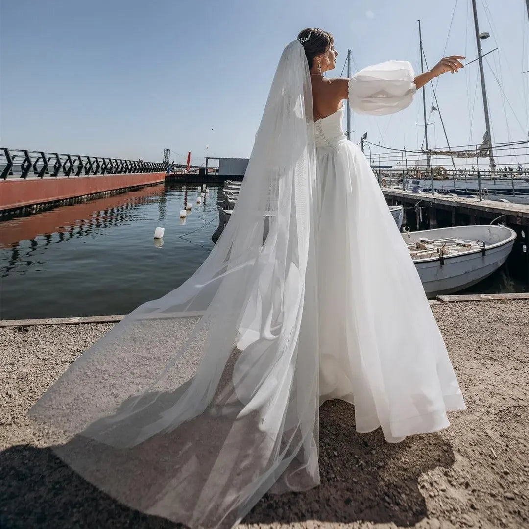 Abito da sposa a cuore lungo vintage con maniche a soffio a una linea a pieghe con abito da sposa a fessura sulla spiaggia all'aperto