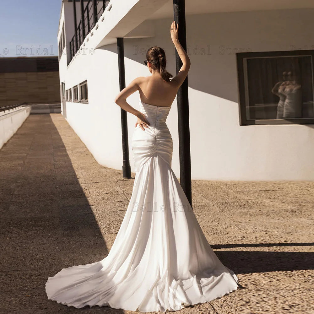 Elegantes vestidos de novia de sirena de marfil de marfil.