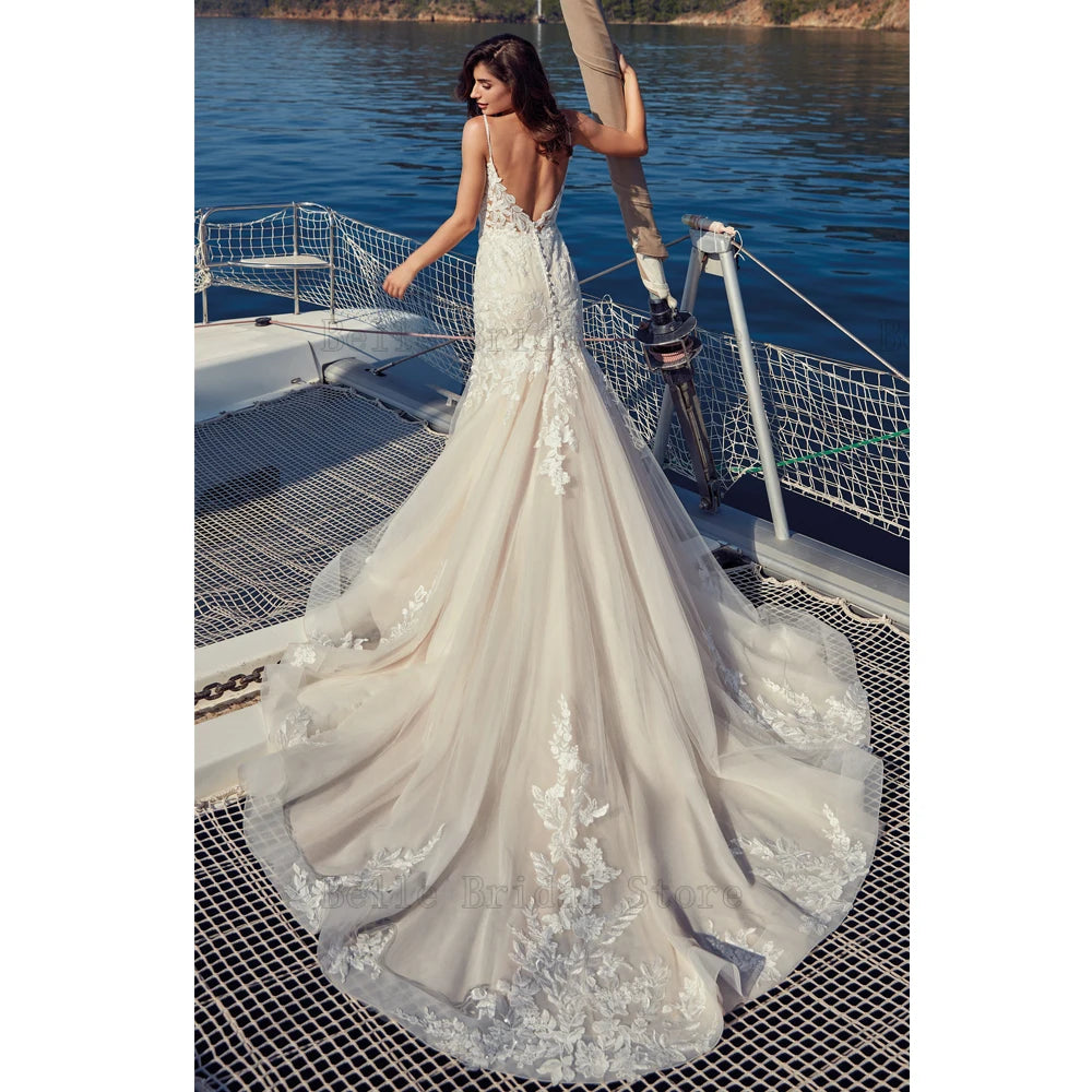 Classiche spaghetti cinghieri abiti da sposa sirena v al collo abiti da sposa senza schienale appliques abbondante bottone sweep robe de mariee