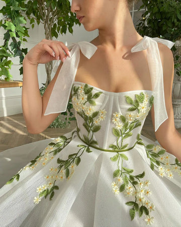 Weißes Ballkleid mit Blumenapplikationen, Schleifenträgern, wadenlanges A-Linien-Abendkleid für Hochzeiten und Partys mit Taschen