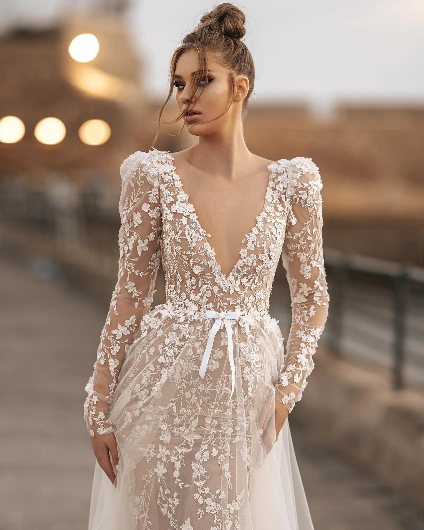 Luxury A line decal design wedding dress sexy V-neck long sleeve halterback beach outdoor elegant bridal dress custom new style