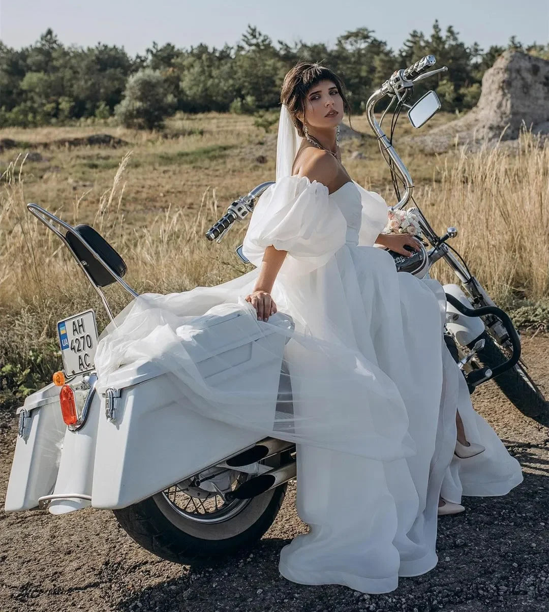 Langes Vintage-Brautkleid mit herzförmigem Ausschnitt und Puffärmeln, A-Linie, plissierte Schleppe mit Schlitz, Brautkleid für den Strand im Freien