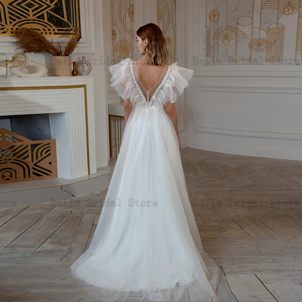 Abiti da sposa sexy a vccinciatura a maniche corte a maniche corte per perle da sposa delle piume Feather senza schienale a bassa bassa treno A-line Robe de Mariee