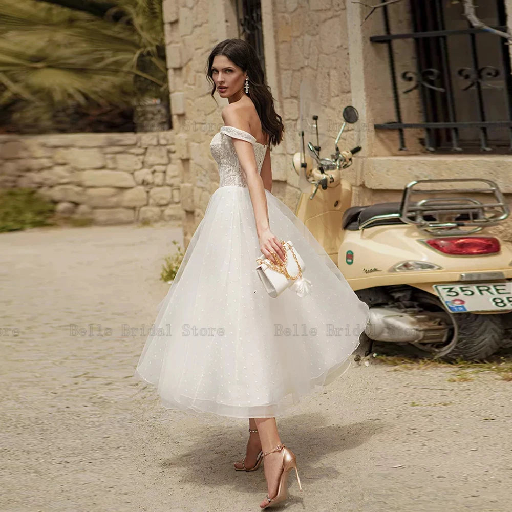 Vestidos de novia cortos de la línea de playa para el cuello de verano para el cuello nupcial Apliques fuera del hombro Rente de longitud del té de Mariée