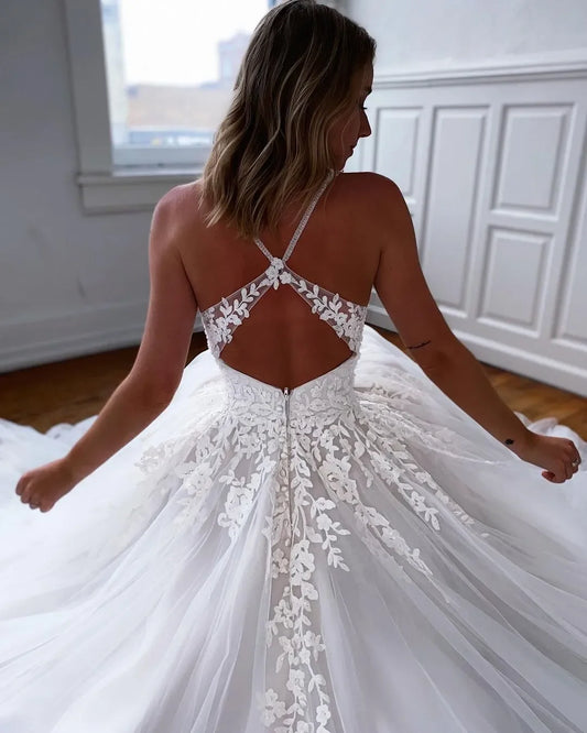 Classy elegance Backless Wedding Dresses Spaghetti Straps Neck A Line Appliqued Bridal Gowns Sweep Train Tulle robe de mariée