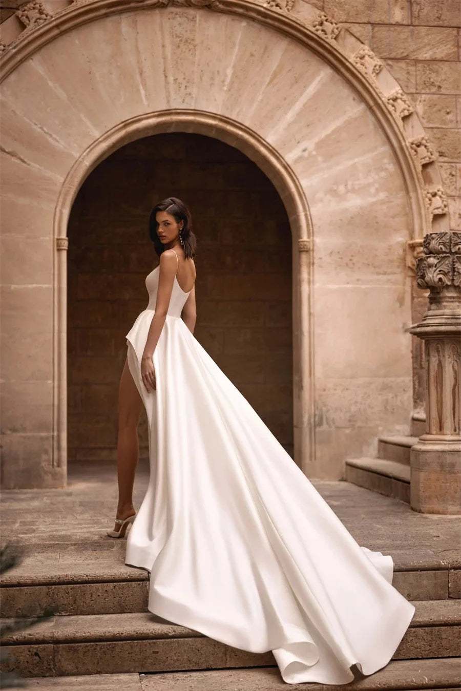 Spaghetti Strap A-Line Robe de mariage à fente haute couche carrée Backless Solid Couleur mariée 