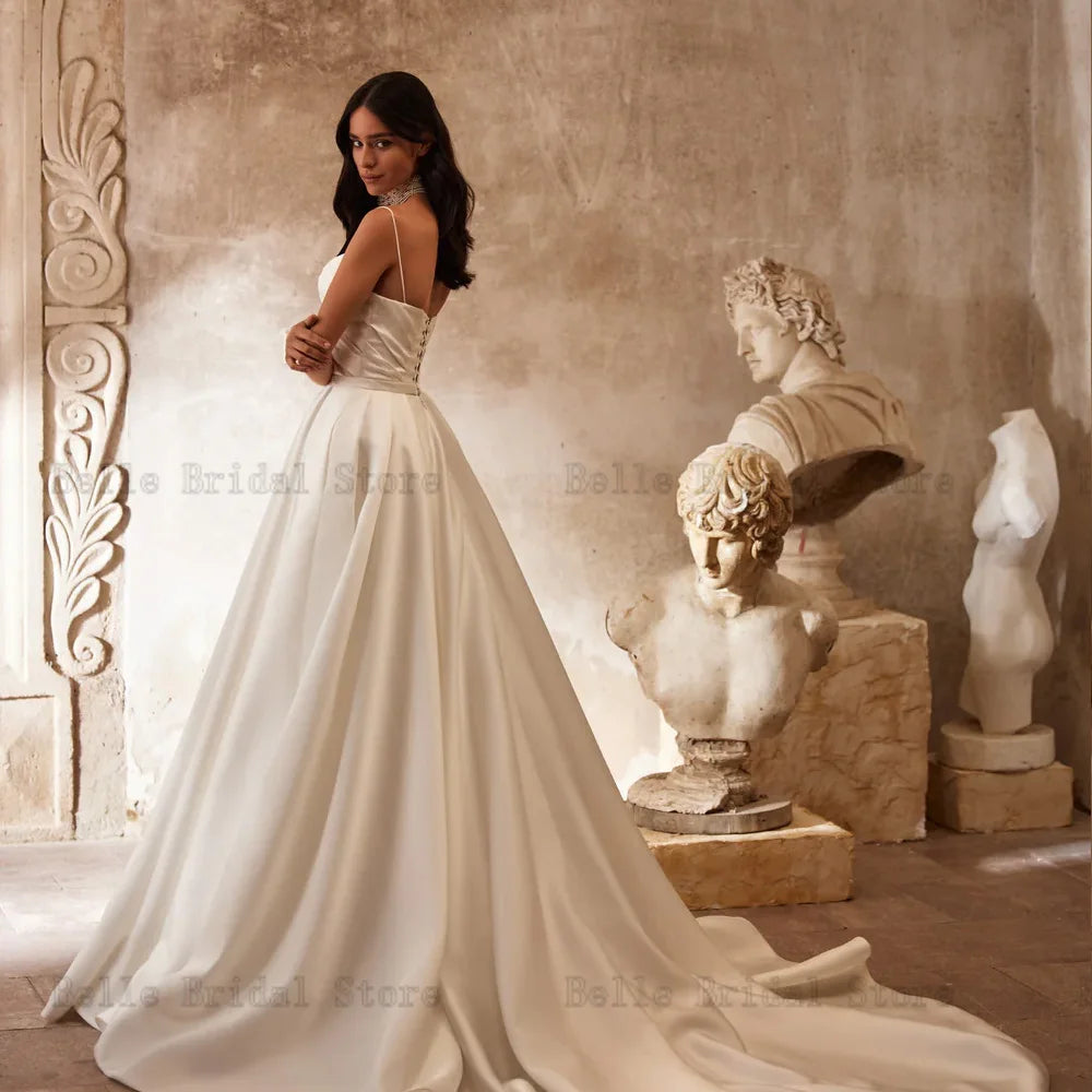 Robes de mariée élégantes Spaghetti Stracles sans manches robes nuptiales arc arrière lacet up Sweep Train A-Line Satin Vestidos de Novia