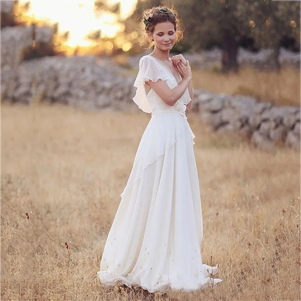 Vestidos de novia de cuello en V boho Chiffon Una línea Mangas cortas Longitud de piso sin espalda Ruffles Beach Vestidos de novia Bohemio Simple Summer