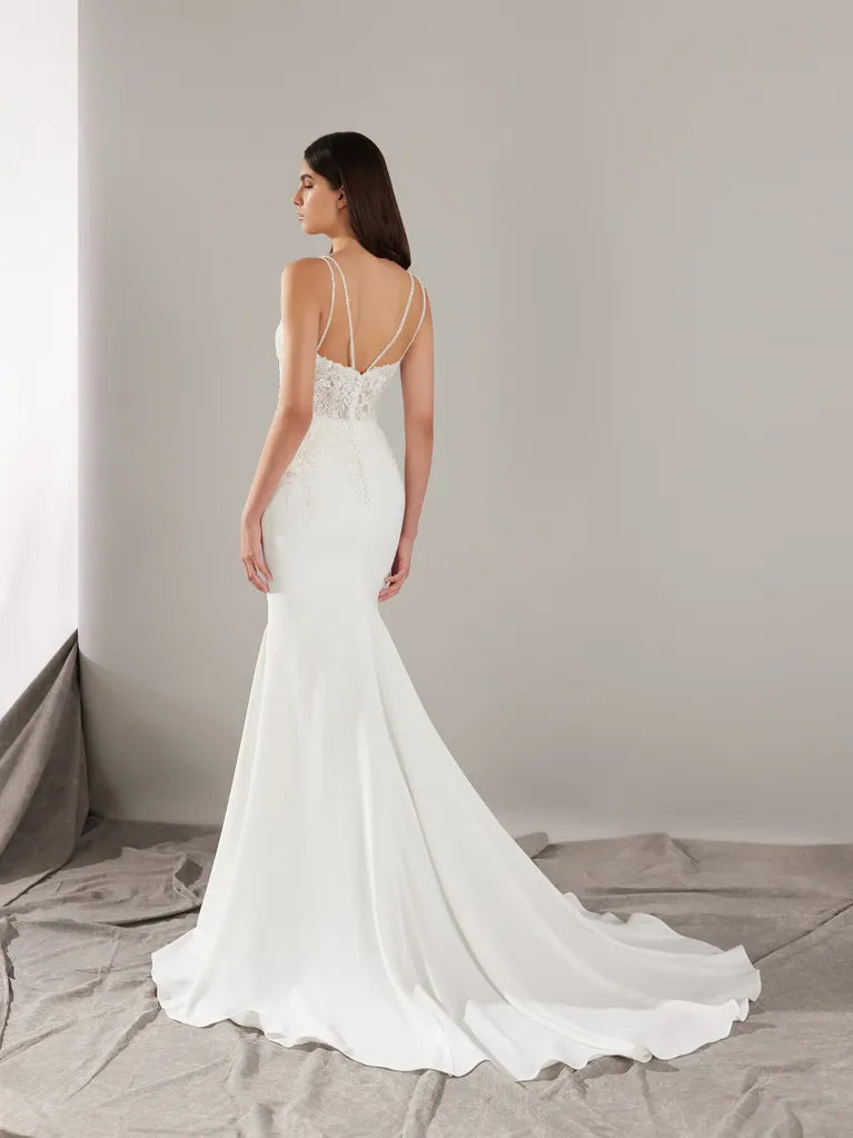 Robe de mariée sirène avec une ligne en V en crêpe